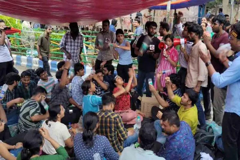 স্বাস্থসাথী খাতে গড়ে দৈনিক ৭ কোটি ৮৬ লক্ষ টাকা খরচ! জুনিয়র ডাক্তারদের আন্দোলনের জেরে ব্যবসা বেড়েছে বেসরকারি হাসপাতালগুলোর - West Bengal News 24