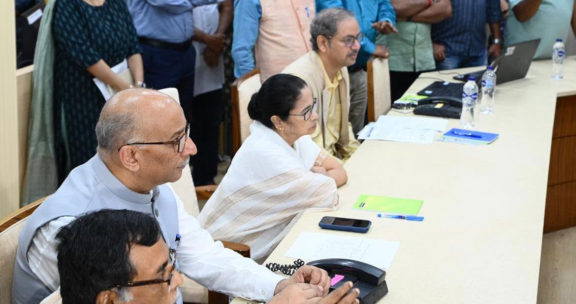 “পড়ুয়ার বই নষ্ট হলে কিনে দিতে হবে, দুর্গত এলাকায় দ্রুত ত্রাণ পৌঁছানো দরকার” – জেলাশাসকদের নির্দেশ মুখ্যমন্ত্রীর - West Bengal News 24