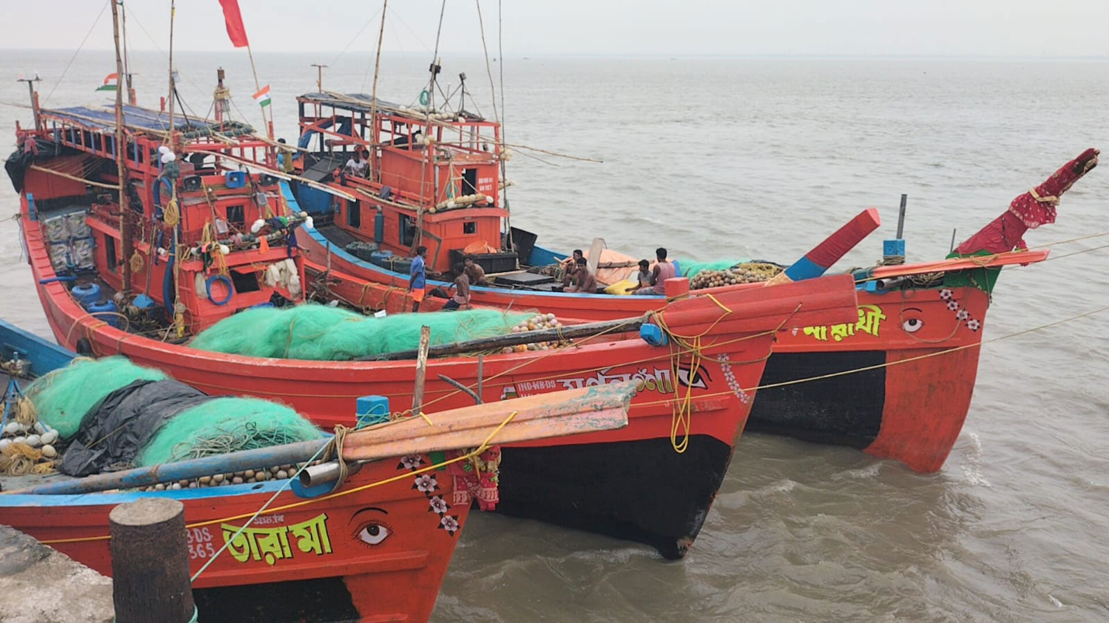 মাছ শিকারের লোভ ! আন্তর্জাতিক জলসীমা পার করায় বাংলাদেশি নৌ-সেনার হাতে আটক কাকদ্বীপের ২ মৎস্যজীবী ট্রলার - West Bengal News 24