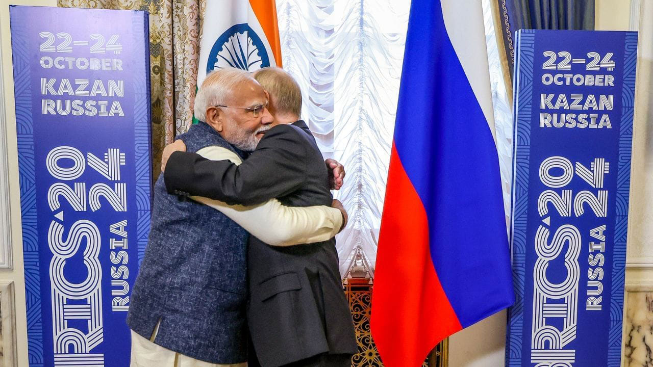 ”তাঁদের বন্ধুত্ব গভীর, ভাষাগত কোনো সমস্যা নয়” – ব্রিকস সামিটে মোদিকে জড়িয়ে ধরলেন পুতিন - West Bengal News 24