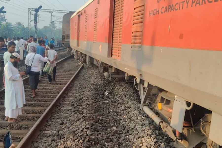 লাইনচ্যুত শালিমার-সেকেন্দ্রাবাদ এক্সপ্রেস , বড়সড় দুর্ঘটনা থেকে রক্ষা - West Bengal News 24