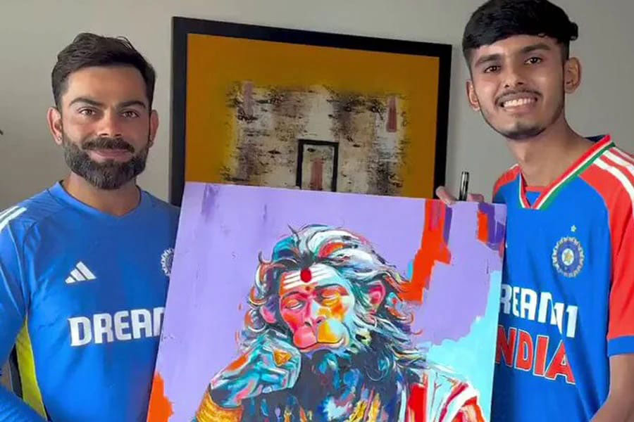Virat Kohli : ৩৬ শে পা, অনুরাগী থেকে বজরংবলীর ছবি উপহার পেলেন কিং কোহলি - West Bengal News 24