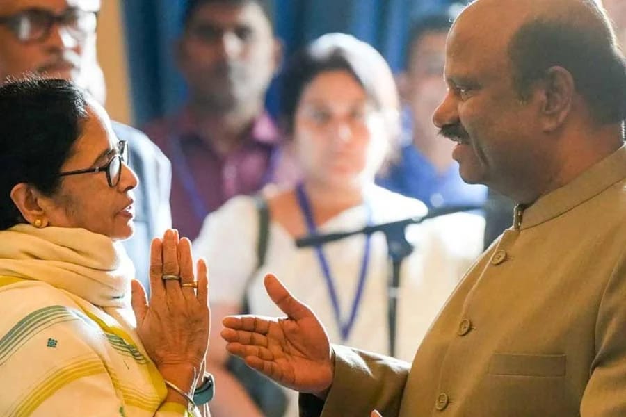 রাজ্যপাল হিসেবে দু’বছর পূর্তি – মুখ্যমন্ত্রীকে ফল মিষ্টি পাঠালেন ‘বোস’! পাল্টা সৌজন্য মুখ্যমন্ত্রীরও - West Bengal News 24