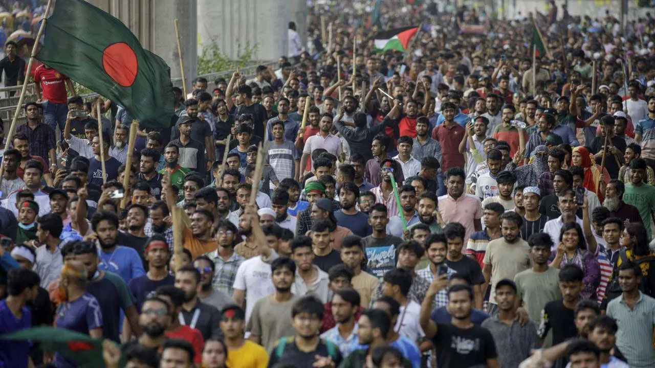 ছাত্রদের রাইফেল তুলে দেওয়ার নিদান, বিএনপি নেতার মুখে ফের যুদ্ধের জিগির - West Bengal News 24