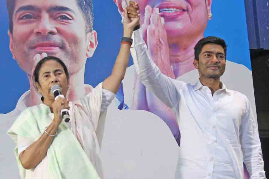 অভিষেক কি পরবর্তী মুখ্যমন্ত্রী? খোলসা করলেন মুখ্যমন্ত্রী মমতা - West Bengal News 24