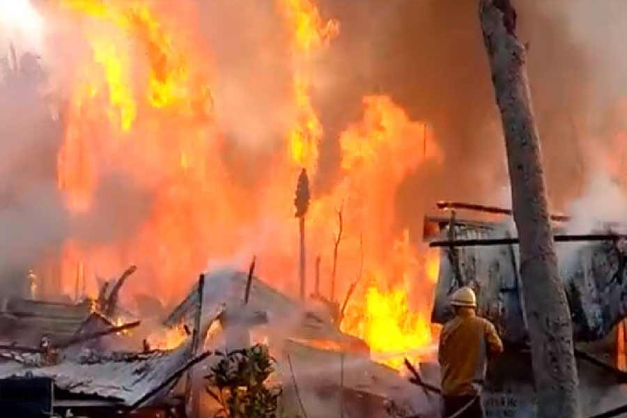 চামড়া কারখানায় ভয়াবহ আগুন, তীব্র আতঙ্ক পার্কসার্কাস স্টেশন সংলগ্ন এলাকায় - West Bengal News 24