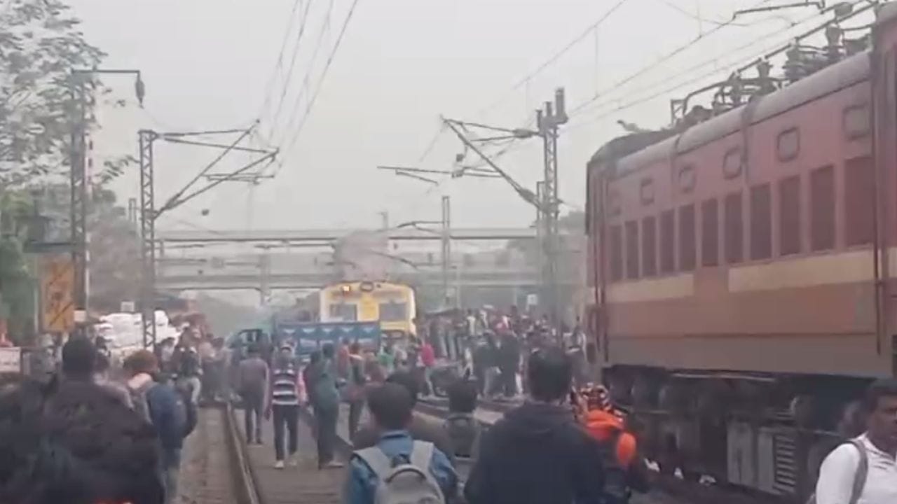 দাঁড়িয়ে থাকা লোকালের পিছনে এক্সপ্রেস ট্রেন, ভয়ংকর ঘটনা হাওড়ায় - West Bengal News 24 দাঁড়িয়ে থাকা লোকালের পিছনে এক্সপ্রেস ট্রেন, ভয়ংকর ঘটনা হাওড়ায় - West Bengal News 24