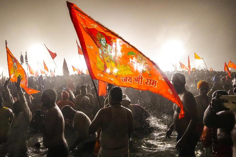 উড়ছে ‘জয় শ্রী রাম’ ধ্বজা – পূর্ণকুম্ভের প্রয়াগরাজে প্রায় দেড় কোটি মানুষের পুণ্যস্নান - West Bengal News 24