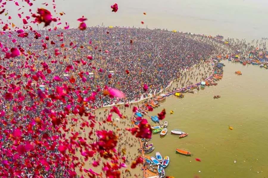 আকাশপথে ‘পুষ্পবৃষ্টি’! মহাকুম্ভের পূণ্যস্নানে এ কি ছবি ! - West Bengal News 24