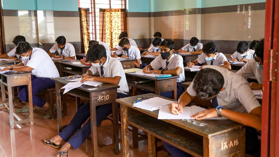 শুরু মাধ্যমিক পরীক্ষা, পরীক্ষার হলে মোবাইল নিয়ে ধরা পড়লেই পরীক্ষা বাতিল - West Bengal News 24