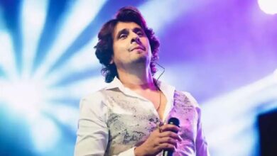 Sonu Nigam : পুনেতে শো করতে গিয়ে বিপত্তি, যন্ত্রণায় মঞ্চেই বসে পড়লেন সনু নিগম! - West Bengal News 24