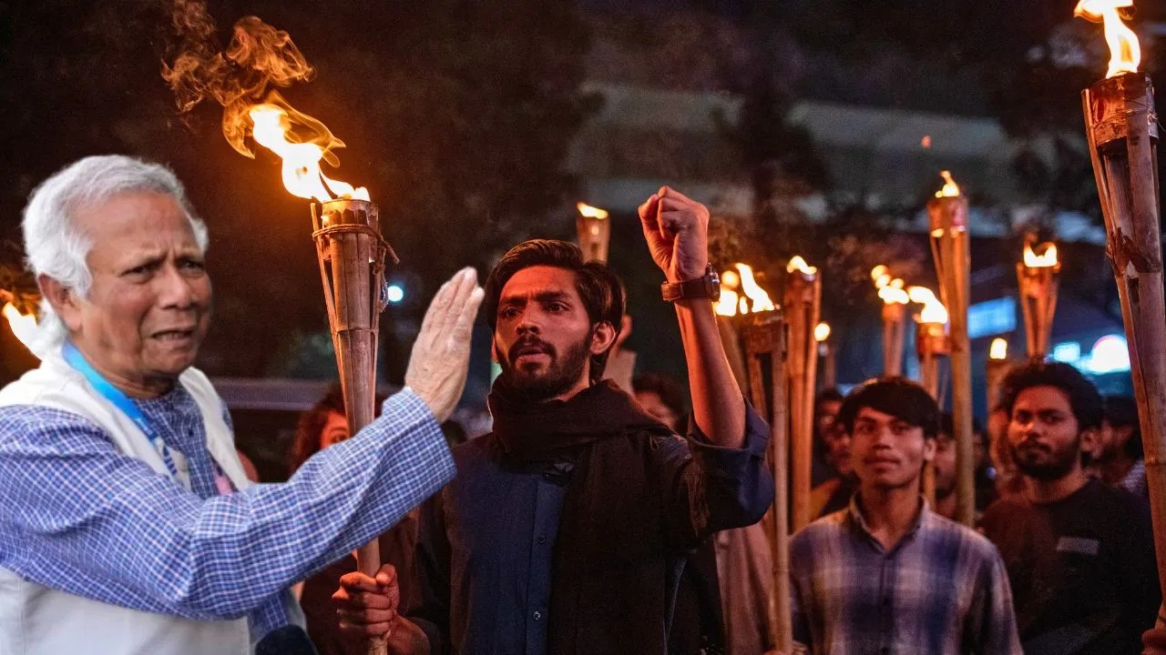 প্রধান উপদেষ্টার বাড়ি ঘেরাও ছাত্রদের! আন্দোলনকারীদের ‘ফাঁসে’ পা জড়াল ইউনূসের! - West Bengal News 24