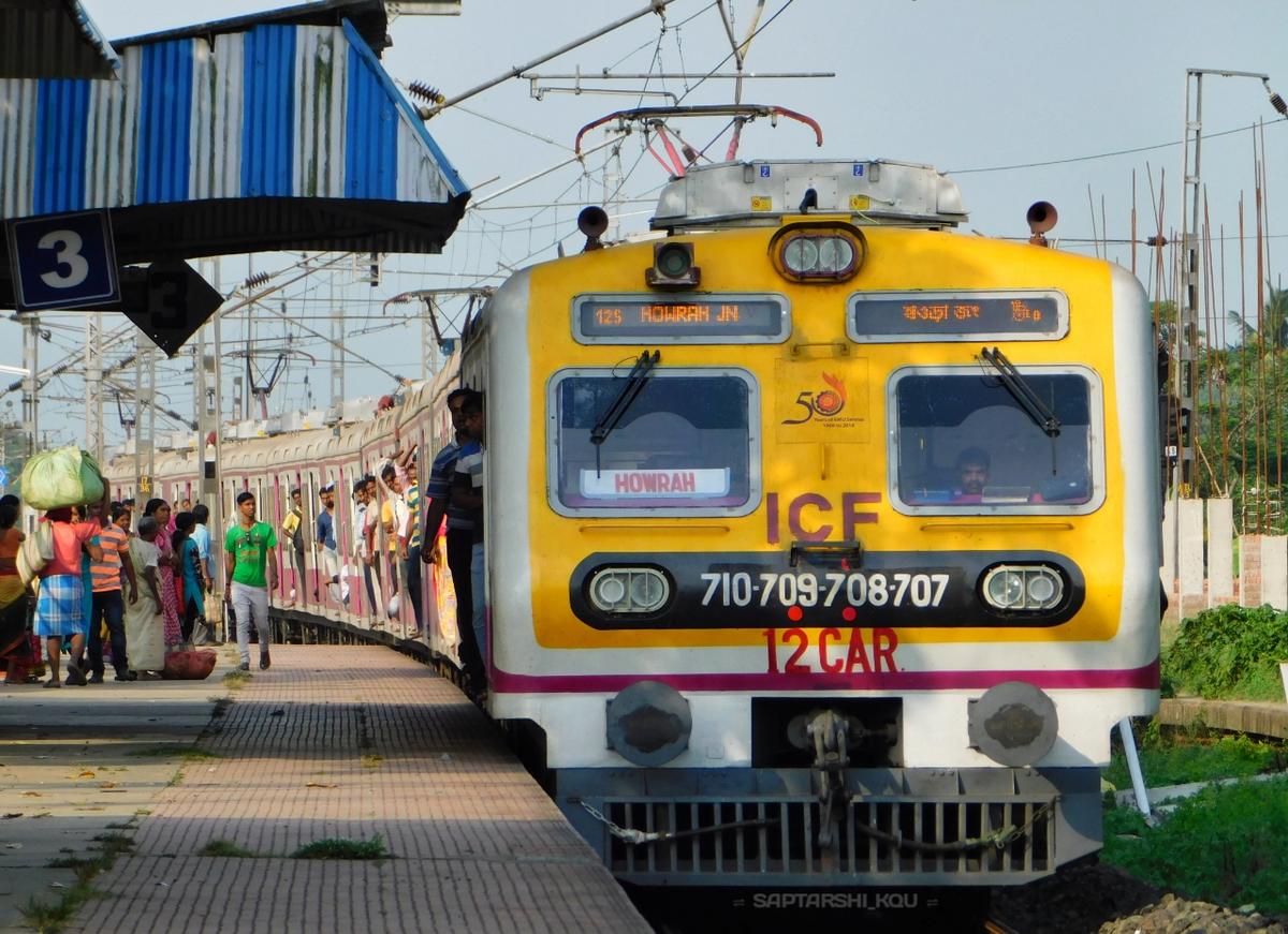 হাওড়া-খড়গপুর শাখায় ১৯ দিনে মোট ২১২টি লোকাল ট্রেন বাতিল! - West Bengal News 24