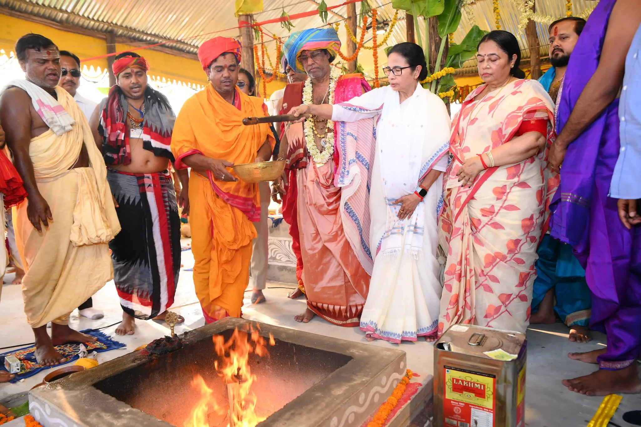Digha Jagannath Temple : দিঘার জগন্নাথ মন্দিরে মহাযজ্ঞে অংশ নিলেন মমতা, দিলেন পূর্ণাহুতি, উড়ল ধ্বজা - West Bengal News 24
