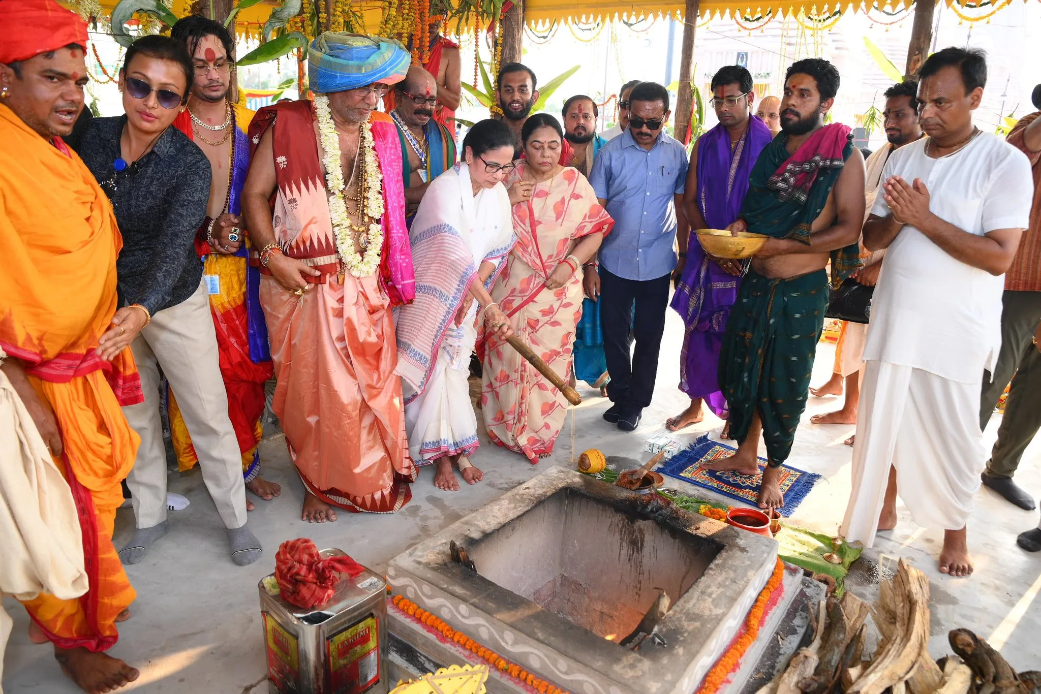 Digha Jagannath Temple : দিঘার জগন্নাথ মন্দিরে মহাযজ্ঞে অংশ নিলেন মমতা, দিলেন পূর্ণাহুতি, উড়ল ধ্বজা - West Bengal News 24