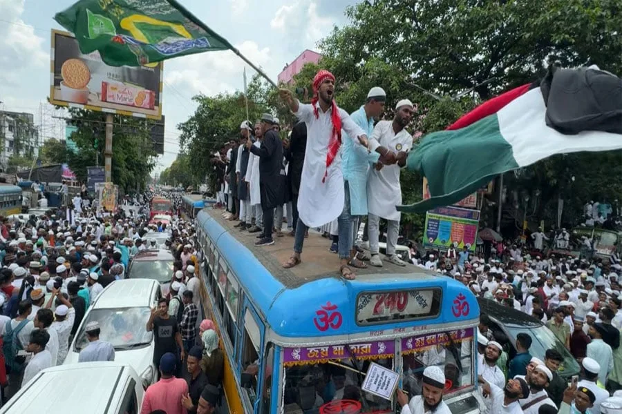 শিয়ালদহে চাকরিহারাদের মিছিল, নতুন ওয়াকফ আইনের বিরোধিতায় রাস্তায় সংখ্যালঘুরা – অবরুদ্ধ কলকাতা আজ মিছিলনগরী - West Bengal News 24