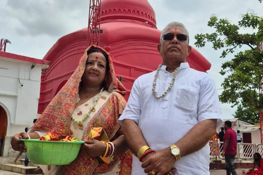 ত্রিপুরার আশ্রমে স্ত্রীর জন্য প্রার্থনা, ত্রিপুরেশ্বরী মন্দিরে পুজো দিলেন দিলীপ ঘোষ - West Bengal News 24