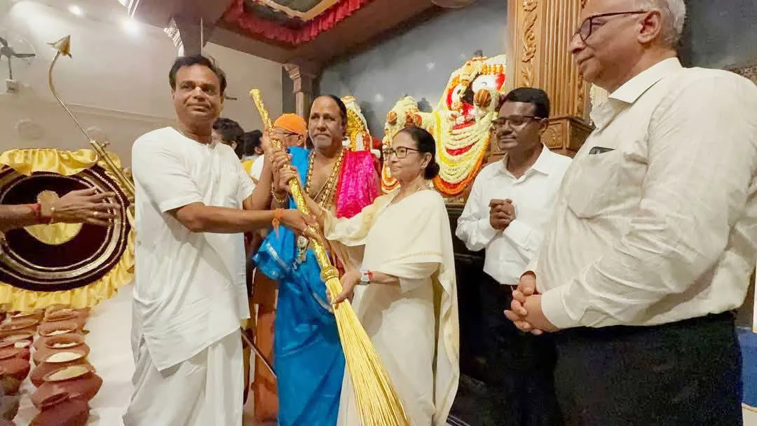 দিঘায় রথযাত্রার রাজকীয় সূচনা, প্রভুর পথে সোনার ঝাঁটা হাতে মুখ্যমন্ত্রী - West Bengal News 24