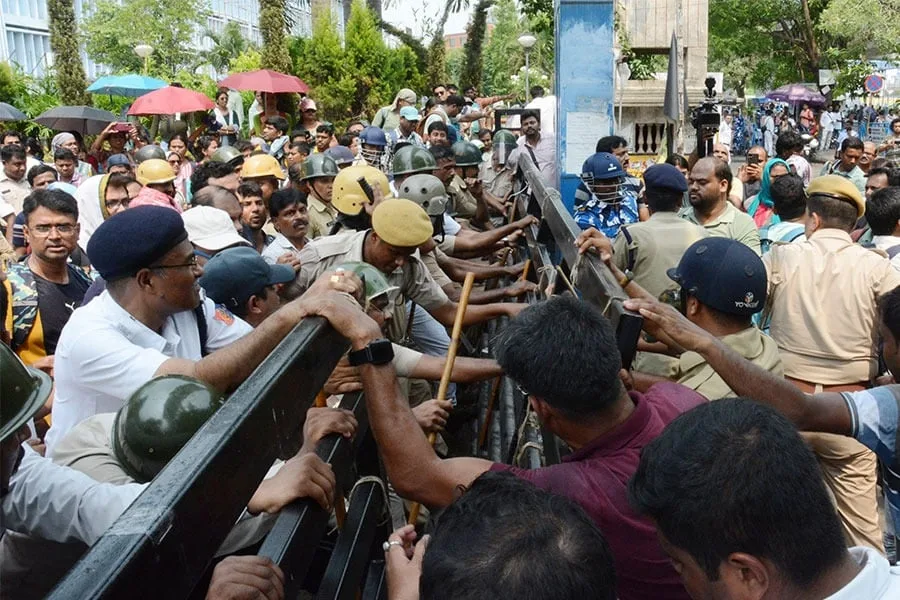 বিকাশ ভবনে বিক্ষোভের জেরে চিহ্নিত শিক্ষকদের শোকজ করল পর্ষদ - West Bengal News 24