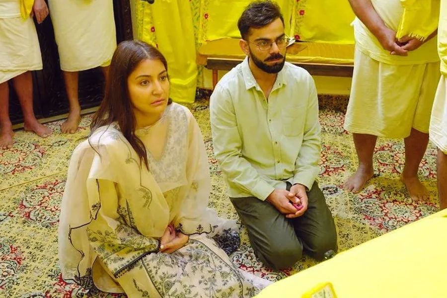 টেস্ট থেকে বিদায় নিয়েই বৃন্দাবনে বিরাট, অনুষ্কার চোখে জল, পরনে শুভ্র পোশাক - West Bengal News 24