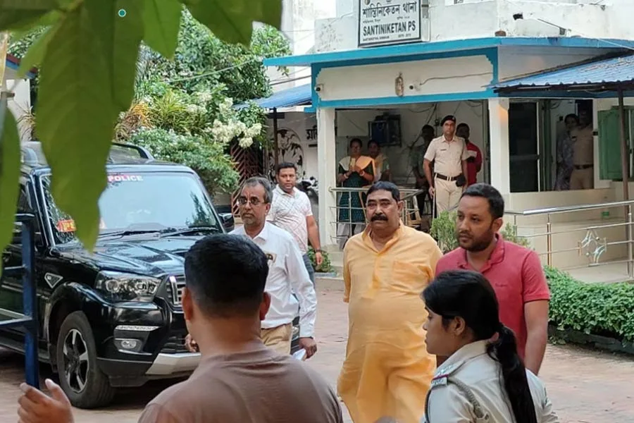 Anubrata Mondal : দু’ঘণ্টা জেরা, বাজেয়াপ্ত মোবাইল, থানার পর সরাসরি পার্টি অফিসে অনুব্রত - West Bengal News 24