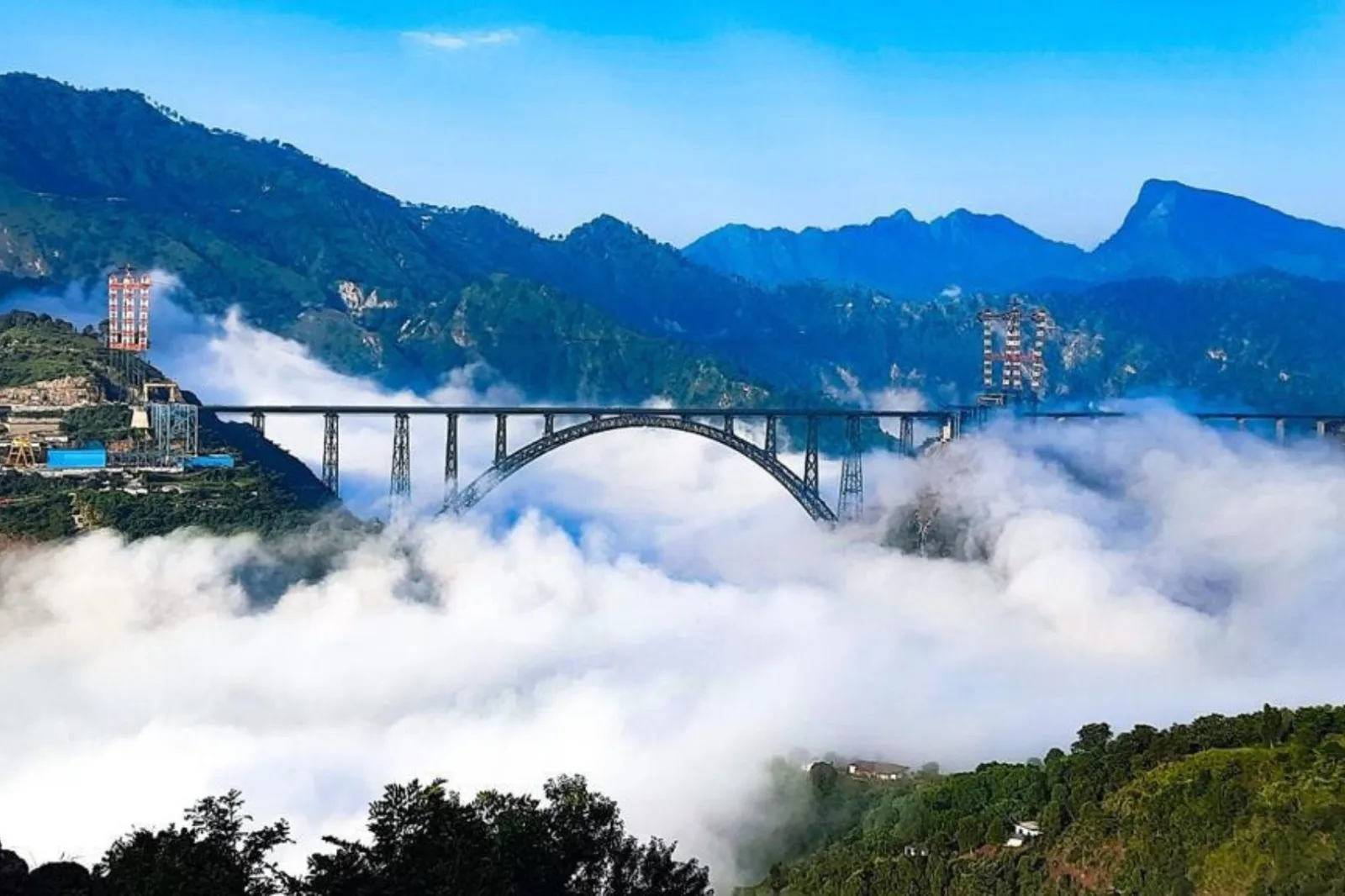Chenab Rail Bridge : কাশ্মীরের পাহাড় ঘেঁষে বিশ্বের সর্বোচ্চ রেলসেতু দিয়ে ছুটবে ট্রেন, শুক্রবার আনুষ্ঠানিক উদ্বোধনে থাকবেন প্রধানমন্ত্রী মোদি - West Bengal News 24