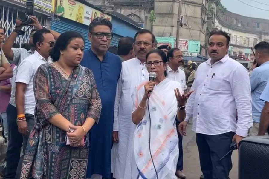 সরকারি তত্ত্বাবধানে তৈরি হবে নতুন বাজার, ক্ষতিগ্রস্তদের জন্য আর্থিক অনুদান – খিদিরপুর অগ্নিকাণ্ড নিয়ে বড় ঘোষণা মুখ্যমন্ত্রীর - West Bengal News 24