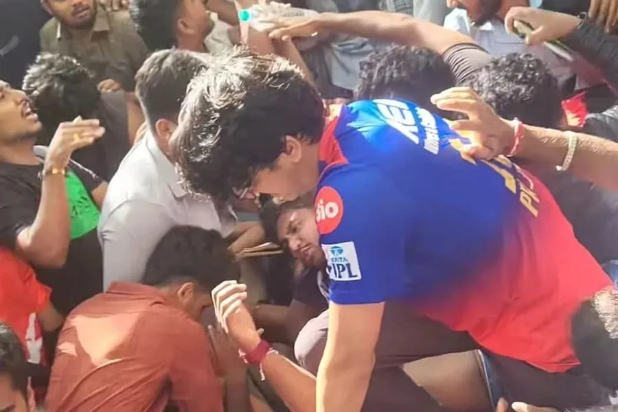 Bengaluru Stampede : বেঙ্গালুরুতে আরসিবি-র সেলিব্রেশনে বেপরোয়া ভিড়, পদপিষ্ট হয়ে প্রাণ গেল অন্তত ৭ জনের! - At least 7 people died in a stampede during RCB's celebration in Bengaluru! Bengaluru Stampede : বেঙ্গালুরুতে আরসিবি-র সেলিব্রেশনে বেপরোয়া ভিড়, পদপিষ্ট হয়ে প্রাণ গেল অন্তত ৭ জনের! - At least 7 people died in a stampede during RCB's celebration in Bengaluru!