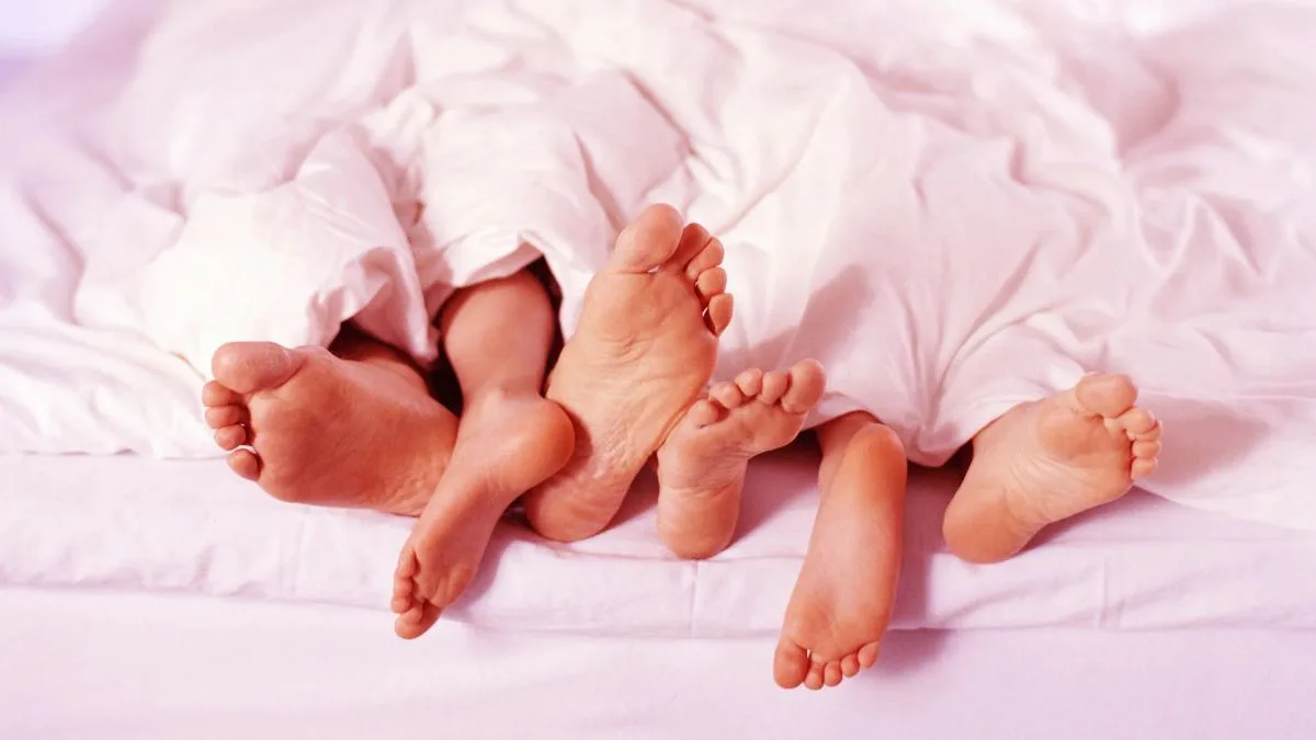 একই বিছানায় প্রেমিকের জন্য অপেক্ষা করেন যমজ বোন! - West Bengal News 24