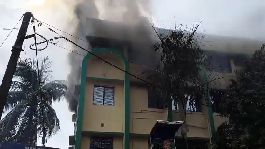 এগরা কলেজে বিধ্বংসী আগুন: আতঙ্ক ছড়াল ছাত্রছাত্রী ও এলাকাবাসীর মধ্যে - West Bengal News 24