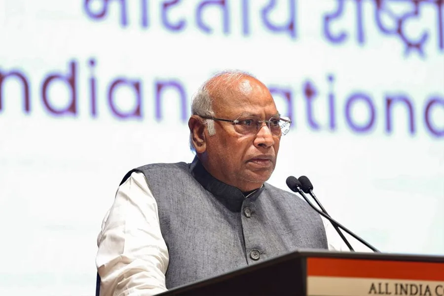 Mallikarjun Kharge : ক্ষমতা নয়, কর্তব্যে বিশ্বাস করি – অতীতের কষ্ট মনে করালেন খাড়গে - West Bengal News 24 Mallikarjun Kharge : ক্ষমতা নয়, কর্তব্যে বিশ্বাস করি – অতীতের কষ্ট মনে করালেন খাড়গে - West Bengal News 24