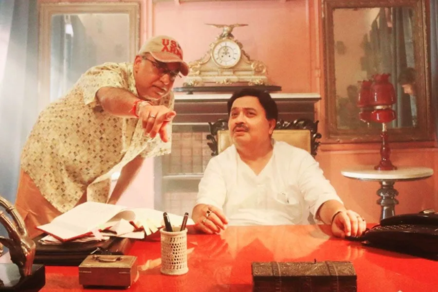 Bengali film 'Karpur' : কুণাল ঘোষের ‘বিগ ফ্রাইডে’র চমক! ‘কর্পূর’ সিনেমার সেটে নেতা-অভিনেতা যেন অরিন্দমের আদর্শ ছাত্র - West Bengal News 24