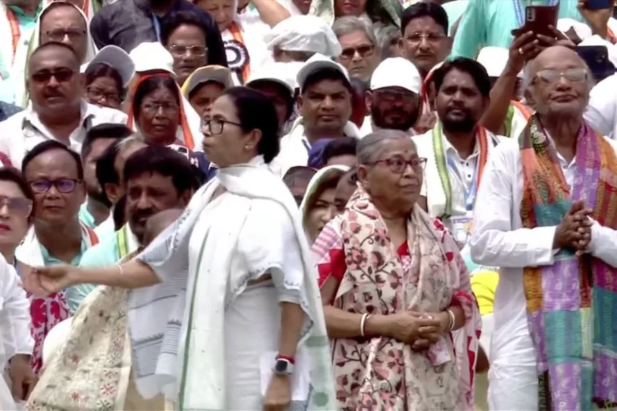 মমতার সঙ্গে মঞ্চে বিতান ও ঝন্টুর পরিবার, আর্থিক সহায়তা তুলে দিল তৃণমূল - West Bengal News 24