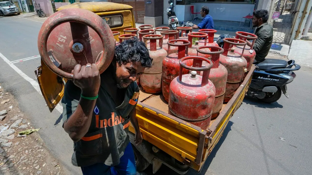 LPG Price Cut : মাসের শুরুতেই এক ধাক্কায় কমল এলপিজি সিলিন্ডারের দাম ! জানুন এখন কত সস্তায় পাবেন ? - West Bengal News 24 LPG Price Cut : মাসের শুরুতেই এক ধাক্কায় কমল এলপিজি সিলিন্ডারের দাম ! জানুন এখন কত সস্তায় পাবেন ? - West Bengal News 24
