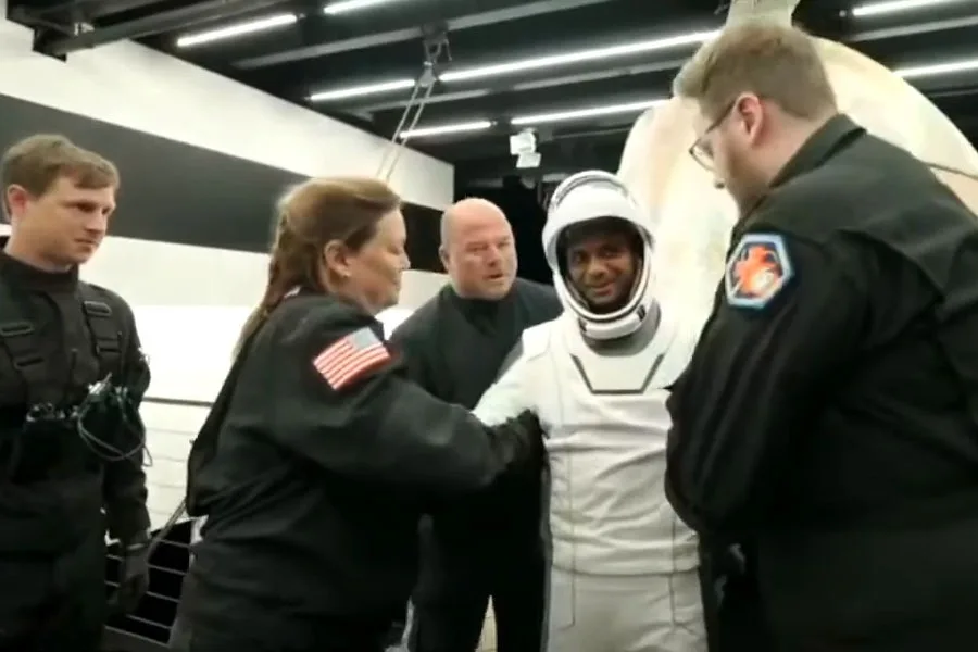 Shubhanshu Shukla : মহাশূন্য থেকে ঘরে ফেরা, সাগরে অবতরণ করল শুভাংশুর ড্রাগন ক্যাপসুল - West Bengal News 24