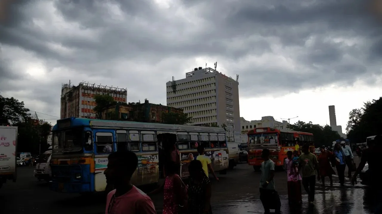 West Bengal Weather Update : সোমবার থেকে নতুন ধাক্কা, দক্ষিণ ও উত্তরবঙ্গে ভারী বৃষ্টি আসছে - West Bengal News 24