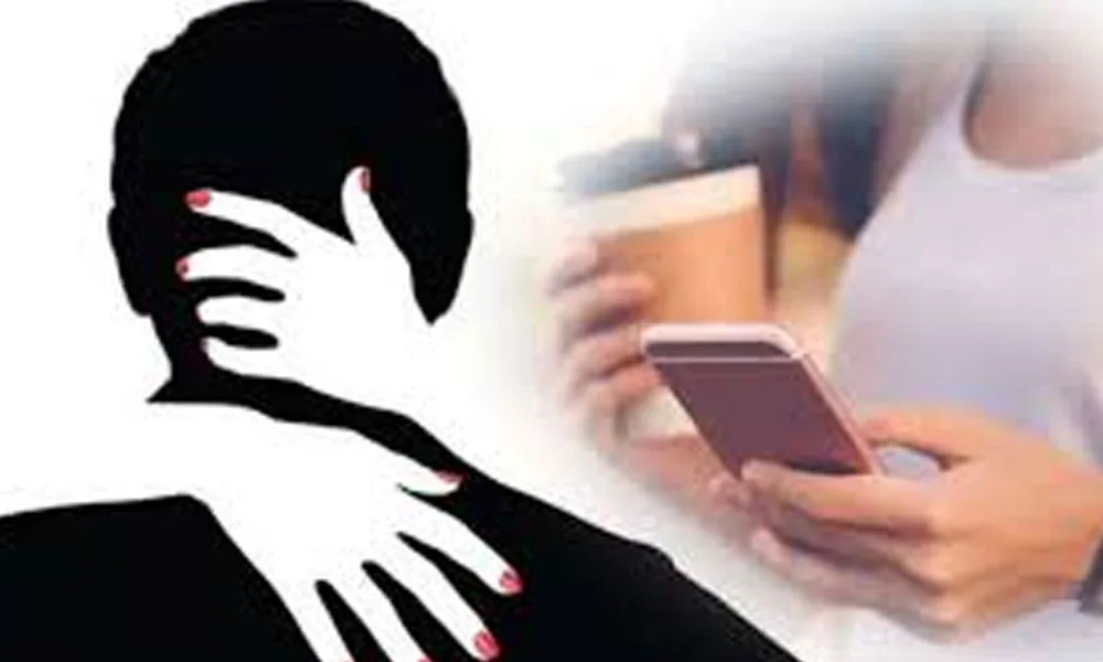 ডেটিং অ্যাপে তুঙ্গে প্রেম, প্রেমিকের পরিচয় ফাঁস হতেই মাথায় হাত তরুণীর! - West Bengal News 24 ডেটিং অ্যাপে তুঙ্গে প্রেম, প্রেমিকের পরিচয় ফাঁস হতেই মাথায় হাত তরুণীর! - West Bengal News 24