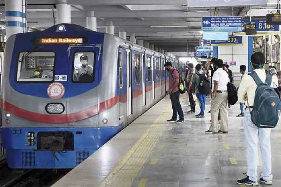 Kolkata Metro : পুজোর মুখে দুঃসংবাদ, বুধবার থেকে বন্ধ হচ্ছে ব্লু লাইনের রাতের শেষ মেট্রো - West Bengal News 24