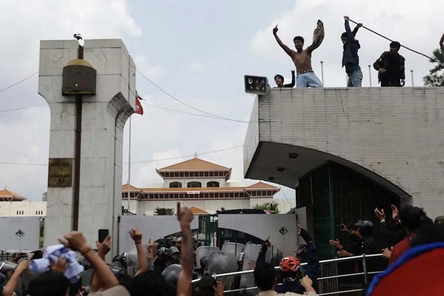 Nepal Protest : নেপালে সংসদ দখল! ওলি সরকারের পতনের ঘণ্টা কি বেজে গেল? - West Bengal News 24 Nepal Protest : নেপালে সংসদ দখল! ওলি সরকারের পতনের ঘণ্টা কি বেজে গেল? - West Bengal News 24