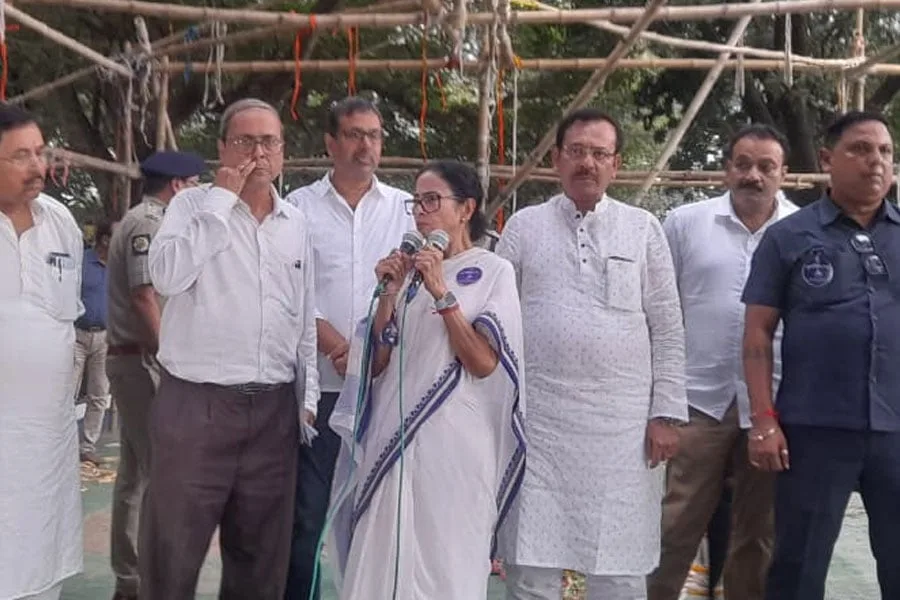 মেয়ো রোডে তৃণমূলের ‘ভাষা আন্দোলন’ মঞ্চ খুলে দেওয়ায় উত্তাল রাজনীতি, রাজ্যজুড়ে আন্দোলনের ডাক মমতার - West Bengal News 24