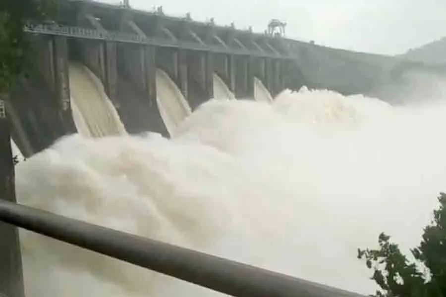 Mamata Banerjee : মুখ্যমন্ত্রীর হুঁশিয়ারির পরেও জলছাড়া বন্ধ নয়, ডিভিসির সিদ্ধান্তে বাড়ছে আশঙ্কা - West Bengal News 24