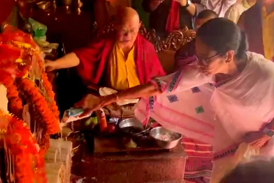 দার্জিলিঙের মহাকাল মন্দিরে পুজো দিয়ে জনসংযোগে মুখ্যমন্ত্রী মমতা বন্দ্যোপাধ্যায় - West Bengal News 24