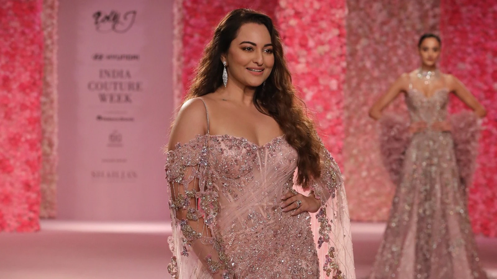 Sonakshi Sinha : অন্তঃসত্ত্বা সোনাক্ষী? সলমনের ‘দাবাং ট্যুর’ থেকে বাদ পড়তেই শুরু গুঞ্জন - West Bengal News 24