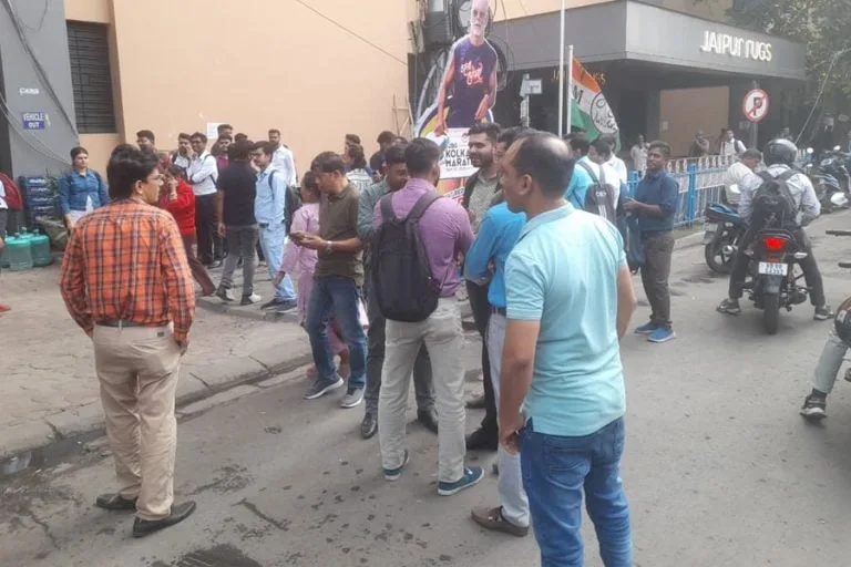 Earthquake : সকালের ভূমিকম্পে কাঁপল কলকাতা, আতঙ্কে রাস্তায় নেমে এলেন বাসিন্দারা - West Bengal News 24