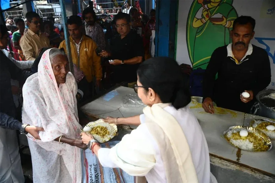 Mamata Banerjee : হঠাৎই ‘মা ক্যান্টিনে’ মুখ্যমন্ত্রী, সব ঠিক চলছে? খোঁজ নিয়ে নিজে খাবার তুলে দিলেন প্রবীণদের হাতে - West Bengal News 24