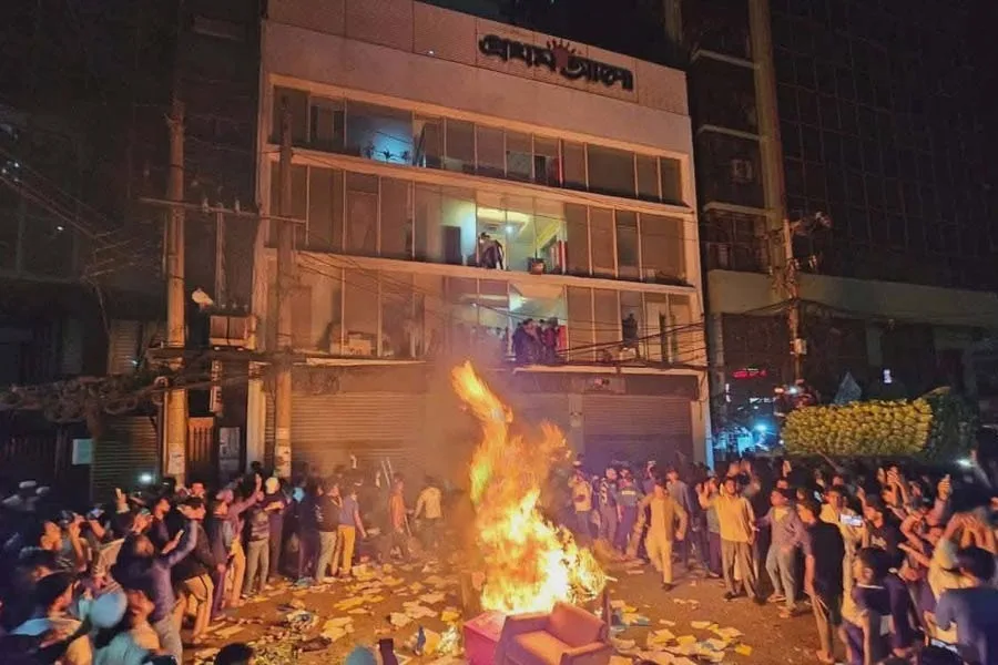 বাংলাদেশে নৈরাজ্যের চরম ছবি! প্রথম আলো ও ডেলি স্টারের দপ্তরে লুট, সেই টাকায় টিভি-ফ্রিজ কেনার অভিযোগ - West Bengal News 24 বাংলাদেশে নৈরাজ্যের চরম ছবি! প্রথম আলো ও ডেলি স্টারের দপ্তরে লুট, সেই টাকায় টিভি-ফ্রিজ কেনার অভিযোগ - West Bengal News 24