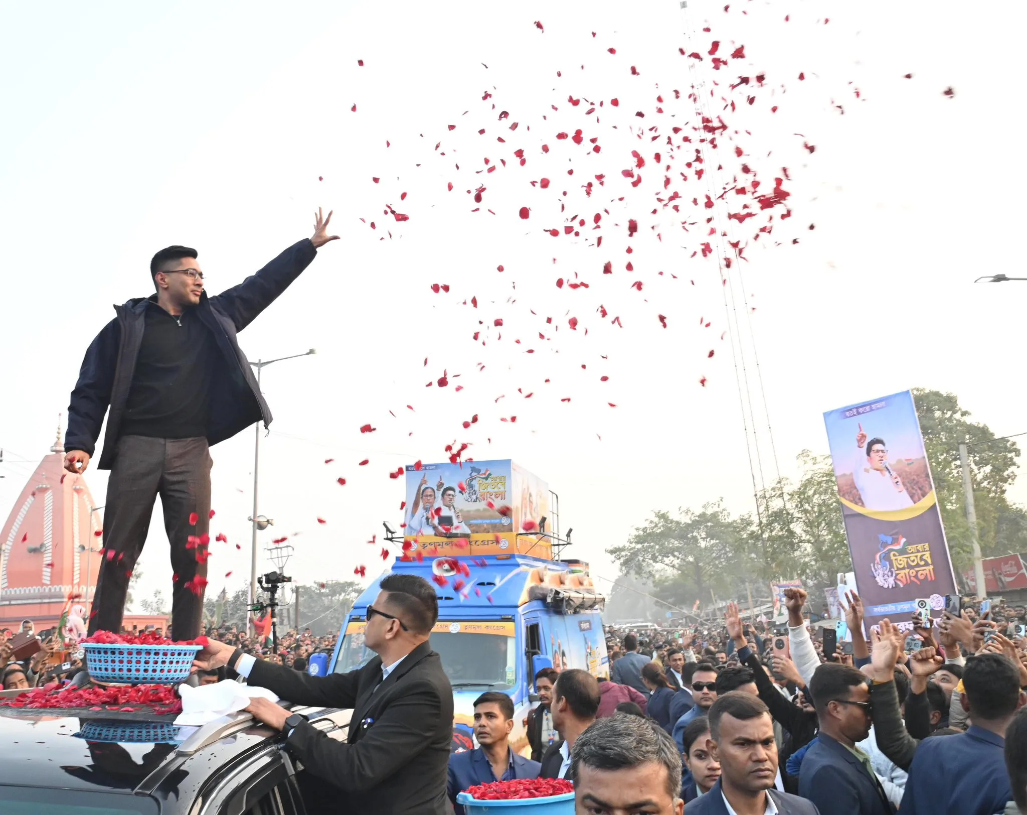 Abhishek Banerjee : ইটাহারে গাড়ির ছাদে উঠে জনসংযোগ, দুই দিনাজপুরে বিরোধী শূন্য করার বার্তা অভিষেকের - West Bengal News 24 Abhishek Banerjee : ইটাহারে গাড়ির ছাদে উঠে জনসংযোগ, দুই দিনাজপুরে বিরোধী শূন্য করার বার্তা অভিষেকের - West Bengal News 24