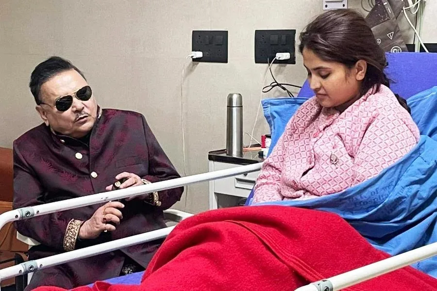 Debolinaa Nandy Controversy : অসুস্থ দেবলীনাকে দেখতে হাসপাতালে মদন মিত্র, ট্রোলারদের কড়া বার্তা বিধায়কের - West Bengal News 24 Debolinaa Nandy Controversy : অসুস্থ দেবলীনাকে দেখতে হাসপাতালে মদন মিত্র, ট্রোলারদের কড়া বার্তা বিধায়কের - West Bengal News 24