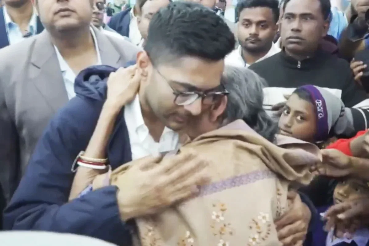 Abhishek Banerjee : বৃদ্ধার স্নেহে আবদ্ধ অভিষেক, নন্দীগ্রামের মাটিতে শুভেন্দুকে তোপ - West Bengal News 24
