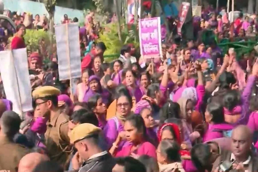 ‘ন্যূনতম বেতন করতে হবে ১৫ হাজার’, স্বাস্থ্যভবন অভিযানে উত্তাল পরিস্থিতি - West Bengal News 24 ‘ন্যূনতম বেতন করতে হবে ১৫ হাজার’, স্বাস্থ্যভবন অভিযানে উত্তাল পরিস্থিতি - West Bengal News 24